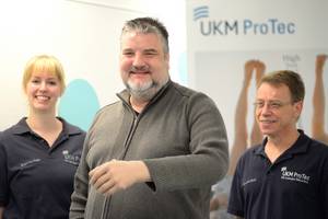 (UKM/Thomas) Stefan Weiden (Mitte) und UKM ProTec-Mitarbeiter Elke Laudage und Michael Rolf sind froh über die vielen Möglichkeiten, die eine moderne Handprothese bietet. 